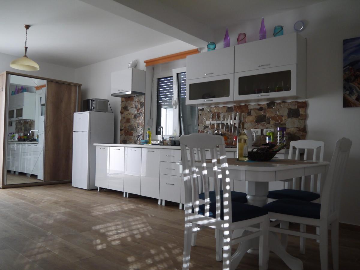 Crystalsky Apartment Dobra Voda Bagian luar foto
